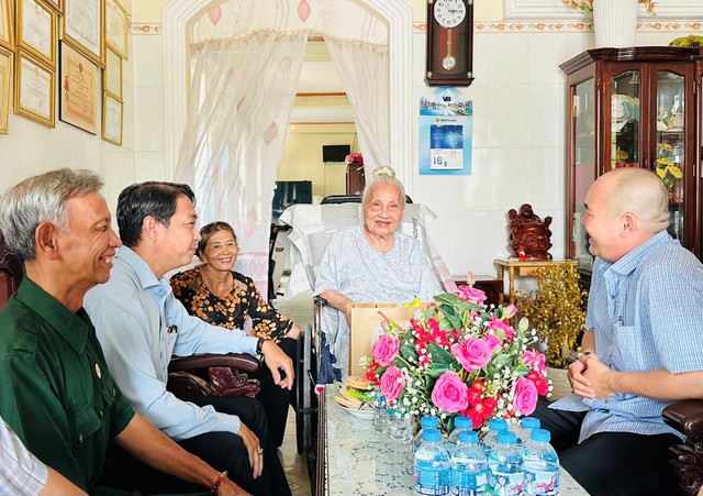 Cần Thơ: Thăm, tặng quà Mẹ VNAH nhân kỷ niệm 79 năm Ngày Thương binh - Liệt sĩ- Ảnh 1.