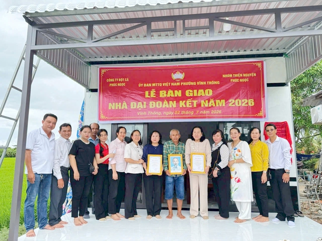 An Giang: Bàn giao nhà Đại đoàn kết cho hộ có hoàn cảnh khó khăn ở phường Vĩnh Thông - Ảnh 3.