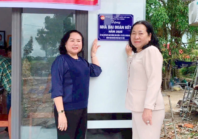 An Giang: Bàn giao nhà Đại đoàn kết cho hộ có hoàn cảnh khó khăn ở phường Vĩnh Thông - Ảnh 2.
