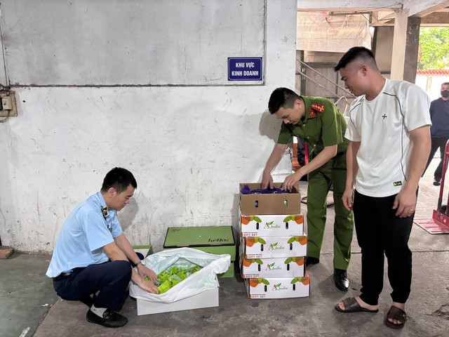 Hà Nội tăng cường kiểm soát thị trường, xử lý hơn 600 vụ vi phạm thực phẩm- Ảnh 1.