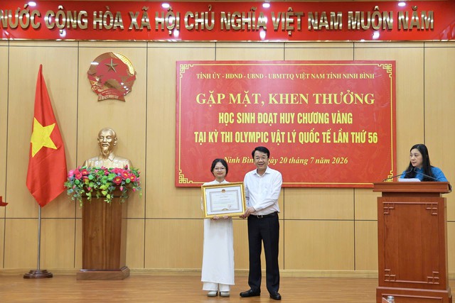 Ninh Bình thưởng nửa tỷ đồng cho nữ sinh đoạt Huy chương Vàng Olympic Vật lý quốc tế - Ảnh 1.