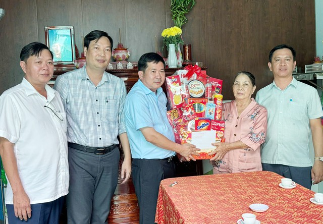 Bí thư Đảng uỷ đặc khu Phú Quốc thăm, tặng quà gia đình chính sách nhân Ngày Thương binh - Liệt sĩ - Ảnh 3.