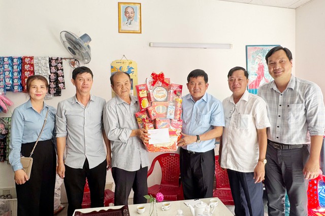 Bí thư Đảng uỷ đặc khu Phú Quốc thăm, tặng quà gia đình chính sách nhân Ngày Thương binh - Liệt sĩ - Ảnh 2.