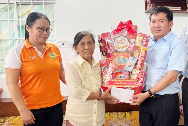 Bí thư Đảng uỷ đặc khu Phú Quốc thăm, tặng quà gia đình chính sách nhân Ngày Thương binh - Liệt sĩ - Ảnh 1.
