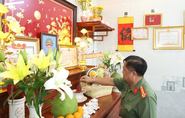 Công an TP Cần Thơ thăm, tặng quà gia đình Liệt sĩ Nguyễn Văn Kha - Ảnh 2.