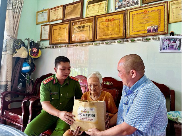 Cần Thơ: Thăm, tặng quà Mẹ VNAH trên địa bàn phường Hưng Phú nhân Ngày Thương binh - Liệt sĩ - Ảnh 1.