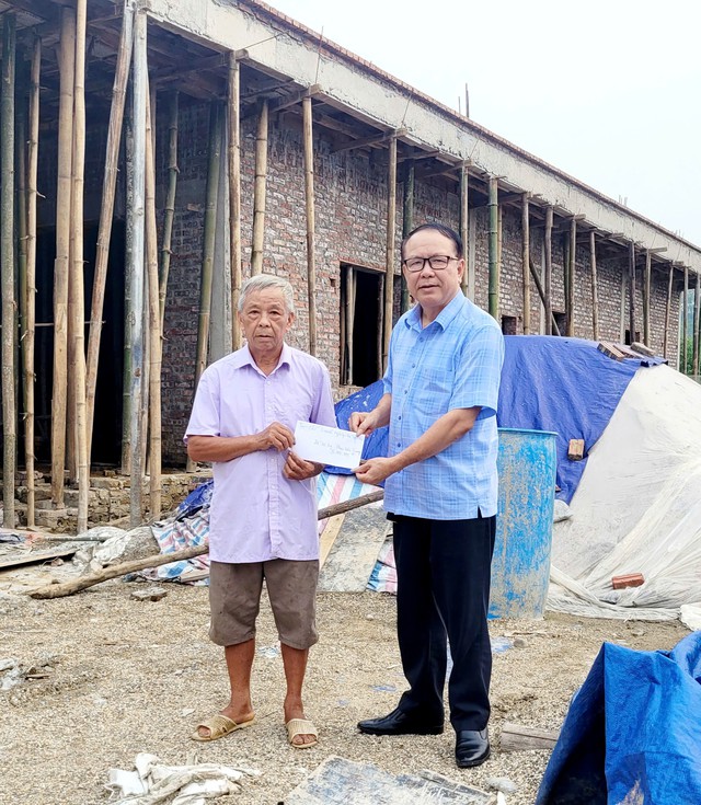 Tạp chí Doanh nghiệp và Tiếp thị trao quà hỗ trợ gia đình Cựu chiến binh bị hoả hoạn. - Ảnh 1.