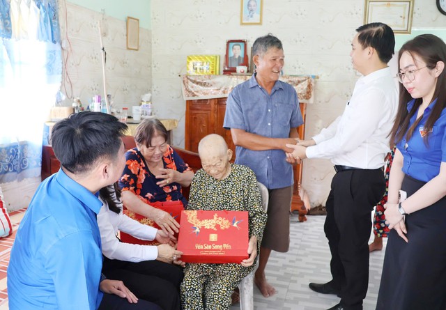 Agribank Chi nhánh Bắc Long An thăm, tặng quà Mẹ VNAH nhân Ngày Thương binh - Liệt sĩ - Ảnh 1.