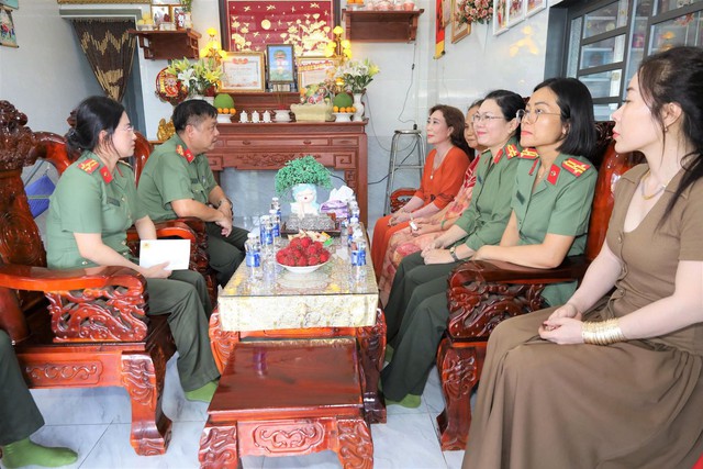 Công an TP Cần Thơ thăm, tặng quà gia đình Liệt sĩ Nguyễn Văn Kha - Ảnh 1.