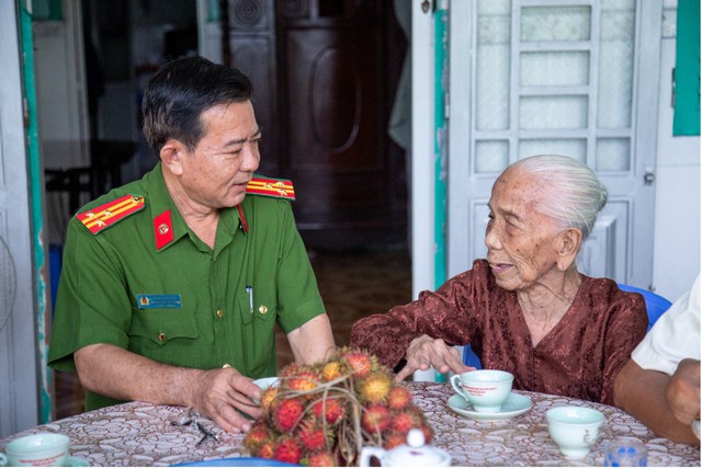 Cần Thơ: Thăm, tặng quà Mẹ VNAH trên địa bàn phường Hưng Phú nhân Ngày Thương binh - Liệt sĩ - Ảnh 2.