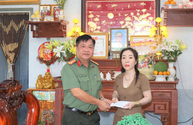 Công an TP Cần Thơ thăm, tặng quà gia đình Liệt sĩ Nguyễn Văn Kha - Ảnh 3.