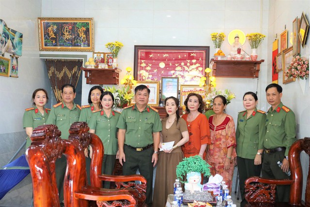 Công an TP Cần Thơ thăm, tặng quà gia đình Liệt sĩ Nguyễn Văn Kha - Ảnh 4.