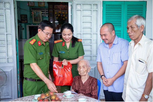 Cần Thơ: Thăm, tặng quà Mẹ VNAH trên địa bàn phường Hưng Phú nhân Ngày Thương binh - Liệt sĩ - Ảnh 4.
