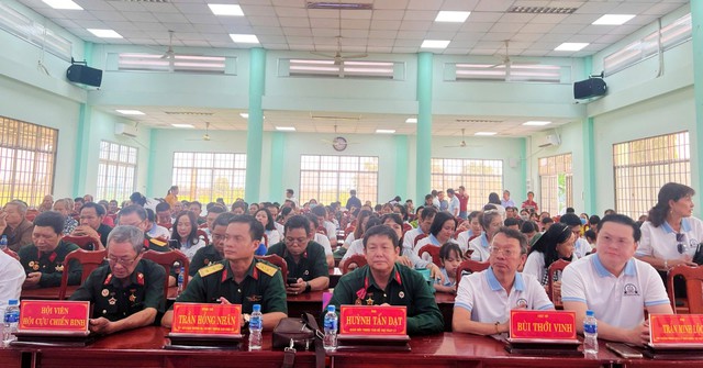 Xã Nhựt Tảo: Trao quà cho cựu chiến binh, học sinh và gia đình khó khăn- Ảnh 1.