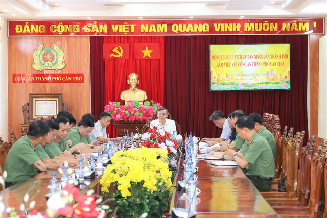 Chủ tịch UBND TP. Cần Thơ kiểm tra công tác chuẩn bị Ngày hội toàn dân bảo vệ ANTQ “điểm” tại phường Vị Tân- Ảnh 1.