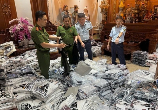 Hà Nội tăng cường kiểm soát hàng giả, hàng nhái, xử lý 154 vụ vi phạm tại địa bàn trọng điểm- Ảnh 1.