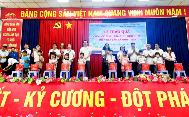 Xã Nhựt Tảo: Trao quà cho cựu chiến binh, học sinh và gia đình khó khăn- Ảnh 3.