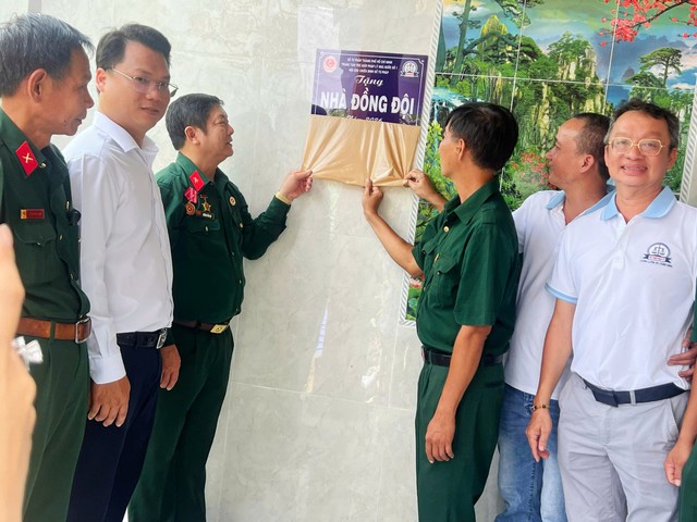 Xã Nhựt Tảo: Trao quà cho cựu chiến binh, học sinh và gia đình khó khăn- Ảnh 4.