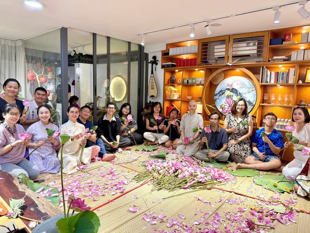 TP.Hồ Chí Minh: Lan toả di sản trà sen Hà Nội tại An Nhơn Trà
- Ảnh 1.