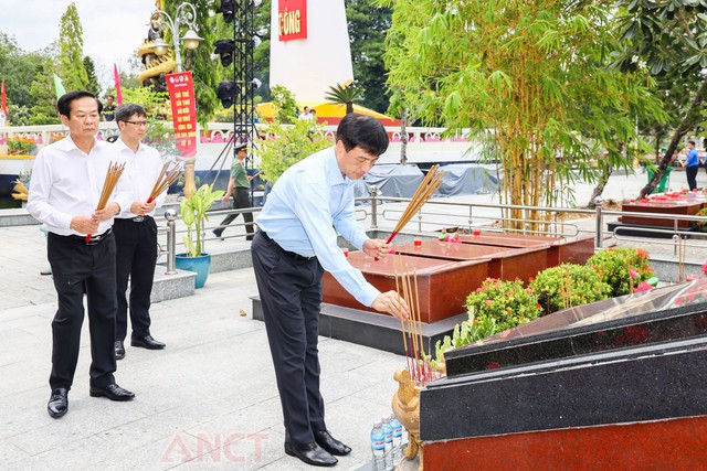 Trưởng Ban Tổ chức Trung ương Nguyễn Duy Ngọc tri ân các Anh hùng liệt sĩ- Ảnh 8.
