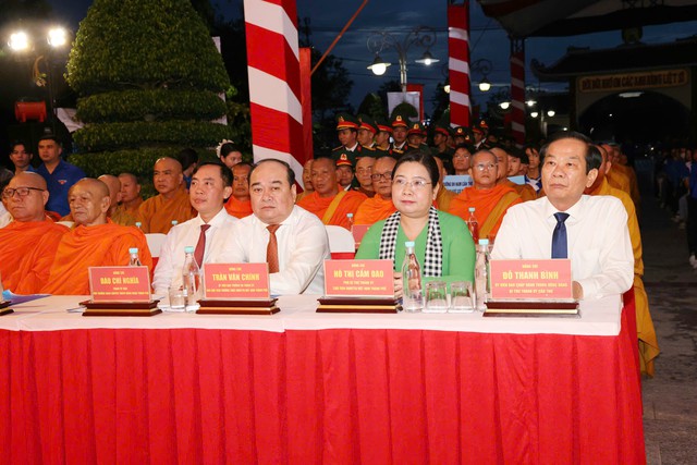 Cần Thơ thắp nến tri ân các Anh hùng liệt sĩ nhân kỷ niệm 79 năm Ngày Thương binh - Liệt sĩ - Ảnh 2.