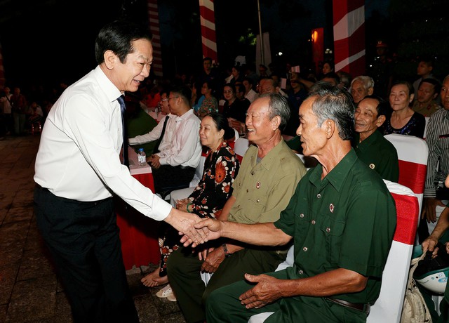 Cần Thơ thắp nến tri ân các Anh hùng liệt sĩ nhân kỷ niệm 79 năm Ngày Thương binh - Liệt sĩ - Ảnh 7.