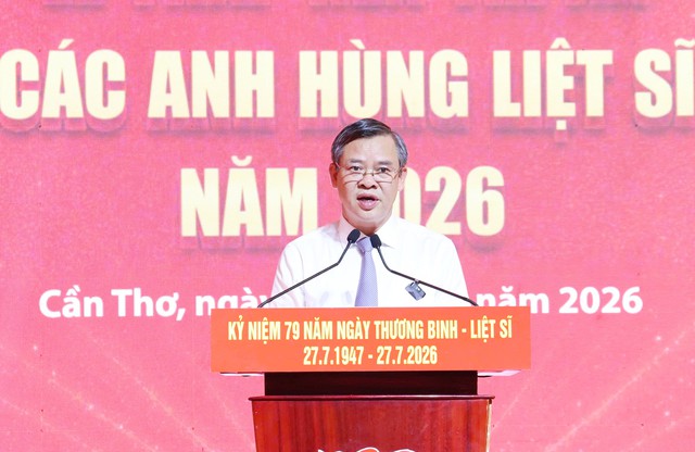 Cần Thơ thắp nến tri ân các Anh hùng liệt sĩ nhân kỷ niệm 79 năm Ngày Thương binh - Liệt sĩ - Ảnh 6.