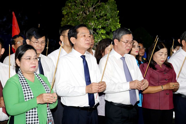 Cần Thơ thắp nến tri ân các Anh hùng liệt sĩ nhân kỷ niệm 79 năm Ngày Thương binh - Liệt sĩ - Ảnh 8.