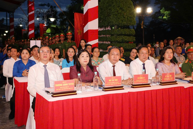 Cần Thơ thắp nến tri ân các Anh hùng liệt sĩ nhân kỷ niệm 79 năm Ngày Thương binh - Liệt sĩ - Ảnh 3.