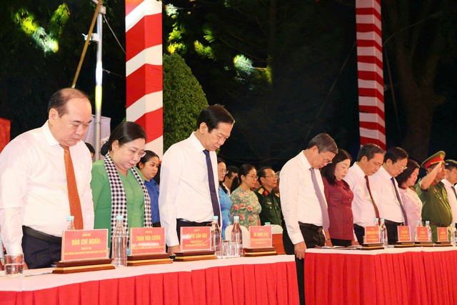 Cần Thơ thắp nến tri ân các Anh hùng liệt sĩ nhân kỷ niệm 79 năm Ngày Thương binh - Liệt sĩ - Ảnh 9.