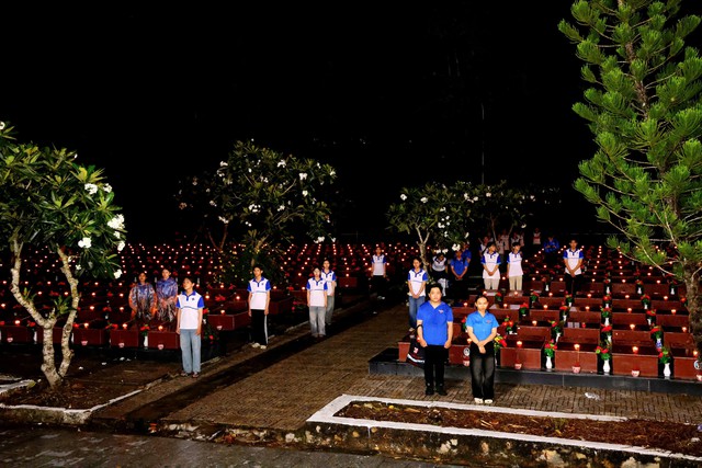 Cần Thơ thắp nến tri ân các Anh hùng liệt sĩ nhân kỷ niệm 79 năm Ngày Thương binh - Liệt sĩ - Ảnh 11.