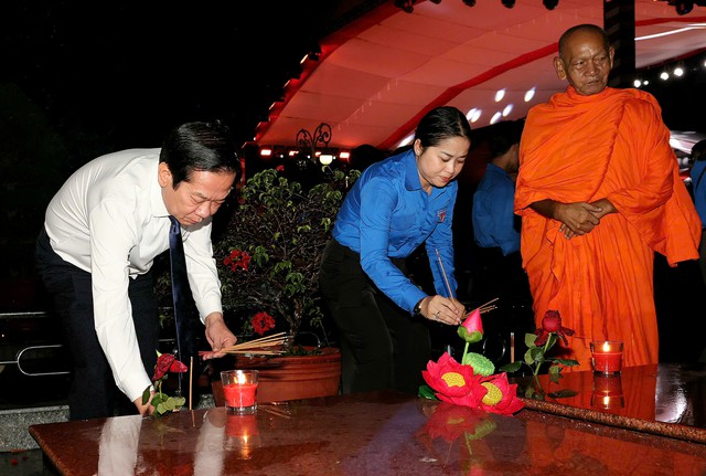 Cần Thơ thắp nến tri ân các Anh hùng liệt sĩ nhân kỷ niệm 79 năm Ngày Thương binh - Liệt sĩ - Ảnh 10.