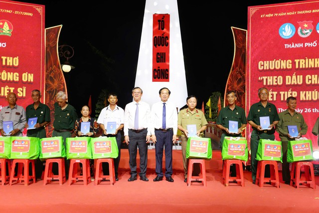 Cần Thơ thắp nến tri ân các Anh hùng liệt sĩ nhân kỷ niệm 79 năm Ngày Thương binh - Liệt sĩ - Ảnh 4.