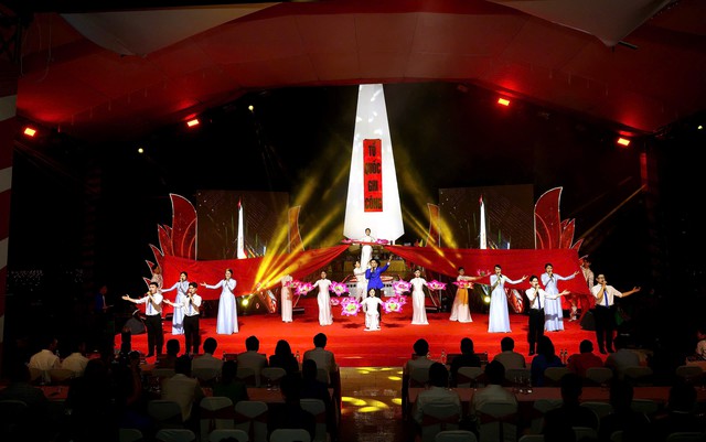 Cần Thơ thắp nến tri ân các Anh hùng liệt sĩ nhân kỷ niệm 79 năm Ngày Thương binh - Liệt sĩ - Ảnh 1.