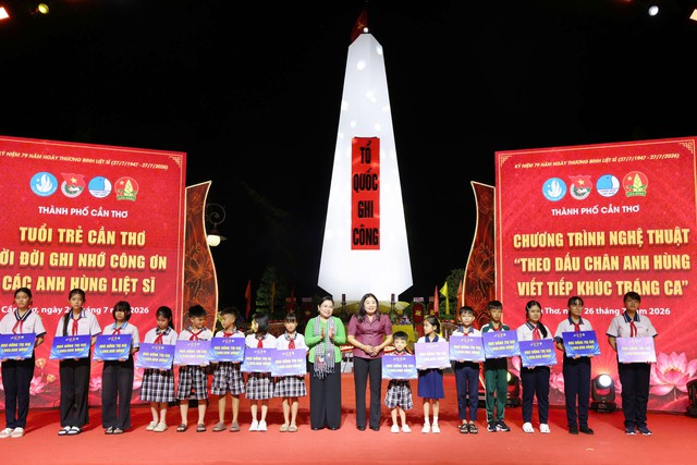 Cần Thơ thắp nến tri ân các Anh hùng liệt sĩ nhân kỷ niệm 79 năm Ngày Thương binh - Liệt sĩ - Ảnh 5.