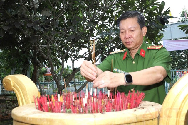 Lãnh đạo Công an thành phố kiểm tra, tháo gỡ vướng mắc xây dựng nông thôn mới tại xã Hồ Đắc Kiện - Ảnh 7.