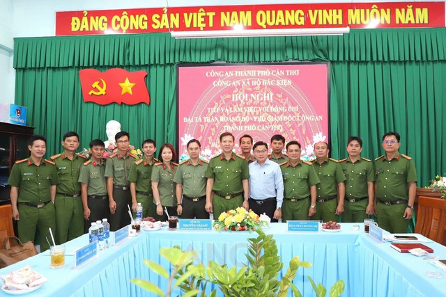 Lãnh đạo Công an thành phố kiểm tra, tháo gỡ vướng mắc xây dựng nông thôn mới tại xã Hồ Đắc Kiện - Ảnh 6.