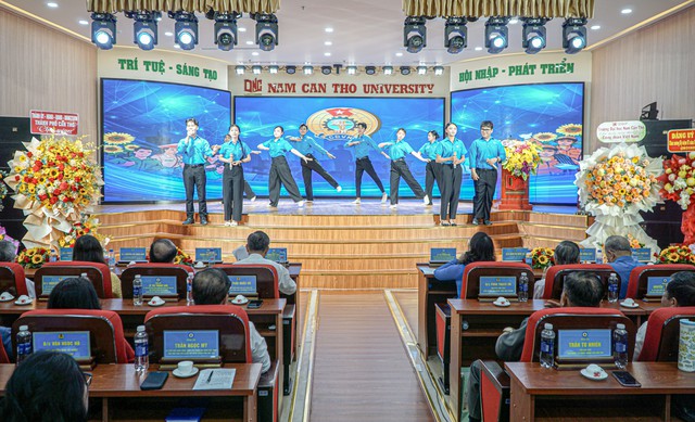 LĐLĐ TP. Cần Thơ họp mặt cán bộ Công đoàn qua các thời kỳ- Ảnh 1.