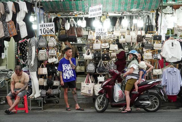 Đề xuất nhiều giải pháp nâng cao năng lực cạnh tranh cho chợ truyền thống - Ảnh 1.