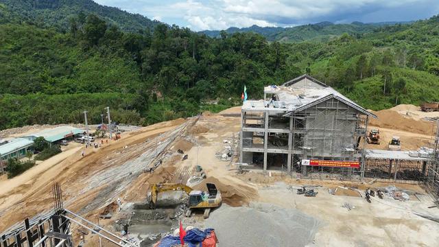 Đà Nẵng: Hoàn thành sớm công trình cấp điện 3 điểm trường nội trú liên cấp khu vực biên giới - Ảnh 1.
