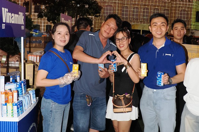 VINAMILK hòa cùng niềm vui của người dân mừng 50 năm thành phố Sài Gòn - Gia Định mang tên Bác- Ảnh 10.