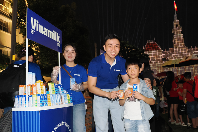 VINAMILK hòa cùng niềm vui của người dân mừng 50 năm thành phố Sài Gòn - Gia Định mang tên Bác- Ảnh 2.