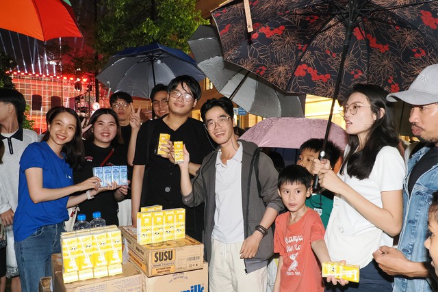 VINAMILK hòa cùng niềm vui của người dân mừng 50 năm thành phố Sài Gòn - Gia Định mang tên Bác- Ảnh 4.