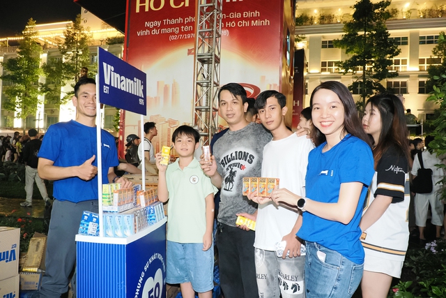VINAMILK hòa cùng niềm vui của người dân mừng 50 năm thành phố Sài Gòn - Gia Định mang tên Bác- Ảnh 6.