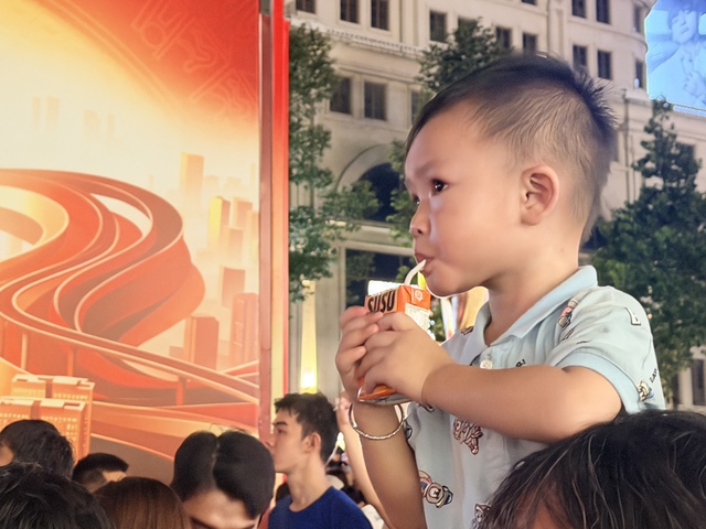 VINAMILK hòa cùng niềm vui của người dân mừng 50 năm thành phố Sài Gòn - Gia Định mang tên Bác- Ảnh 8.