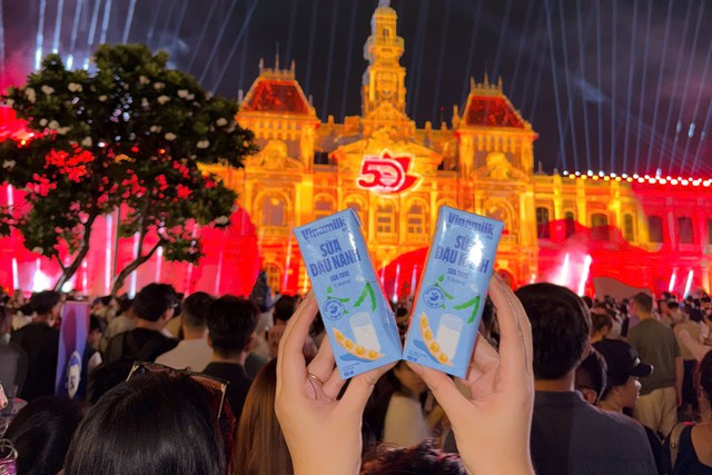 VINAMILK hòa cùng niềm vui của người dân mừng 50 năm thành phố Sài Gòn - Gia Định mang tên Bác- Ảnh 9.