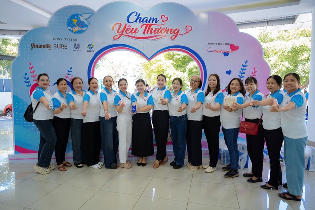 VINAMILK SURE đồng hành cùng Lễ Mít tinh hưởng ứng Ngày Gia đình Việt Nam tại Huế - Ảnh 1.