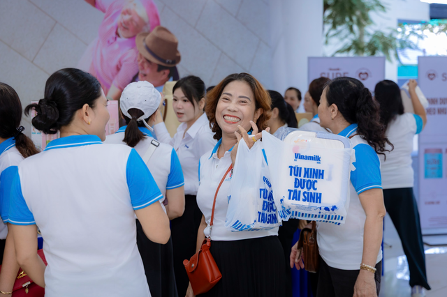 VINAMILK SURE đồng hành cùng Lễ Mít tinh hưởng ứng Ngày Gia đình Việt Nam tại Huế - Ảnh 3.