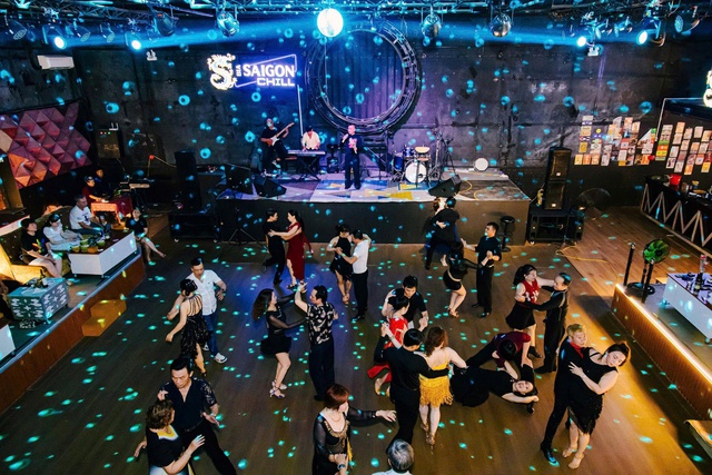 Dạ vũ hàng tuần, nơi ký ức và đam mê không ngủ- Ảnh 1.