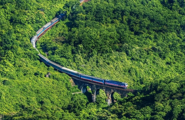 Tuyến tàu Bắc - Nam là hành trình tàu hỏa ngắm cảnh đẹp nhất thế giới- Ảnh 1.